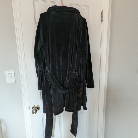 Women's Black Velvet Robe - Picture 4 of 7
